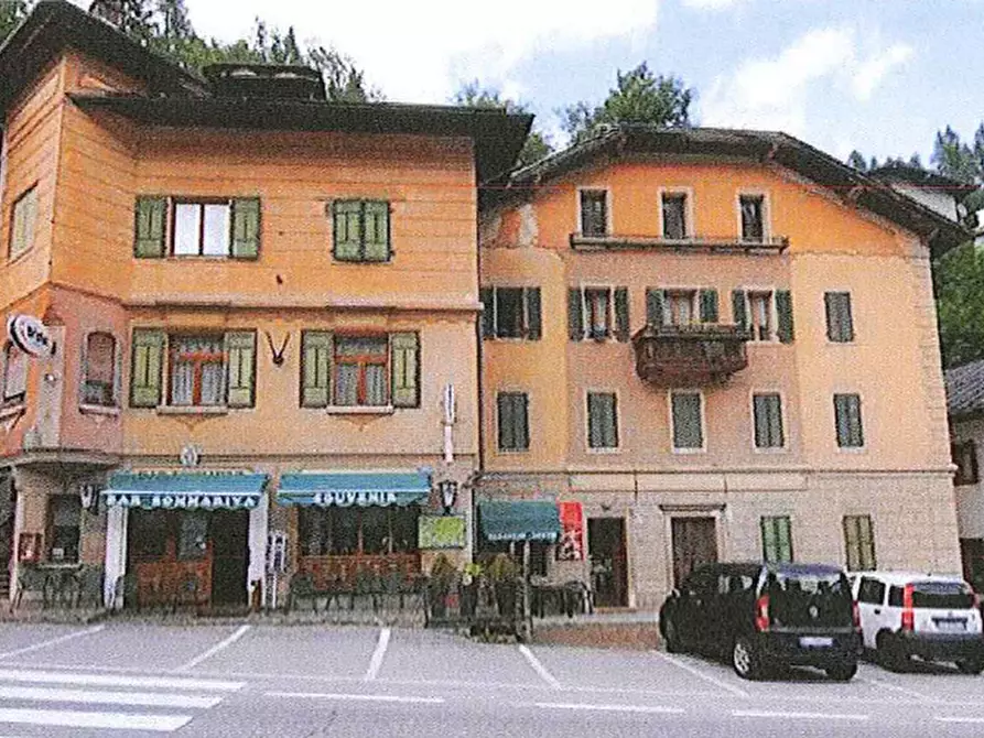 Immagine 1 di Negozio in vendita  in Via Roma a Val Di Zoldo