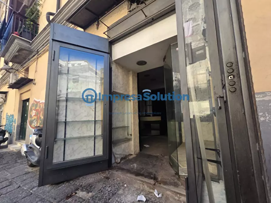 Immagine 3 di Negozio in vendita  in Via Matteo Renato Imbriani a Napoli
