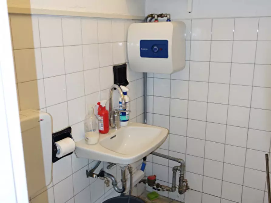 Immagine 13 di Negozio in affitto  in Mezzolombardo via Arturo de Varda a Mezzolombardo