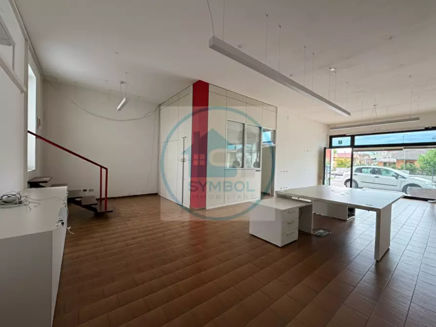 Immagine 1 di Negozio in affitto  in Via Castellana a Martellago