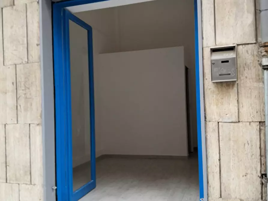 Immagine 2 di Negozio in affitto  in via giuseppe tropeano 17 a Napoli