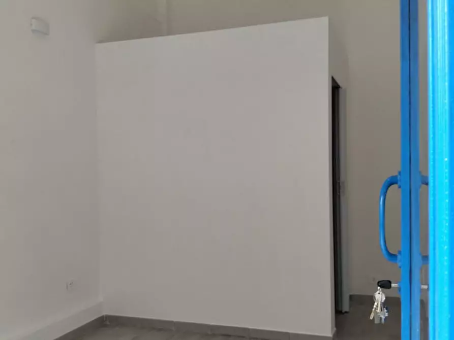 Immagine 5 di Negozio in affitto  in via giuseppe tropeano 17 a Napoli