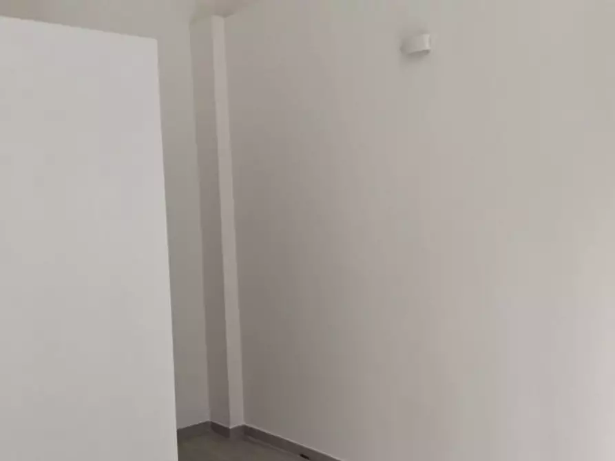 Immagine 8 di Negozio in affitto  in via giuseppe tropeano 17 a Napoli