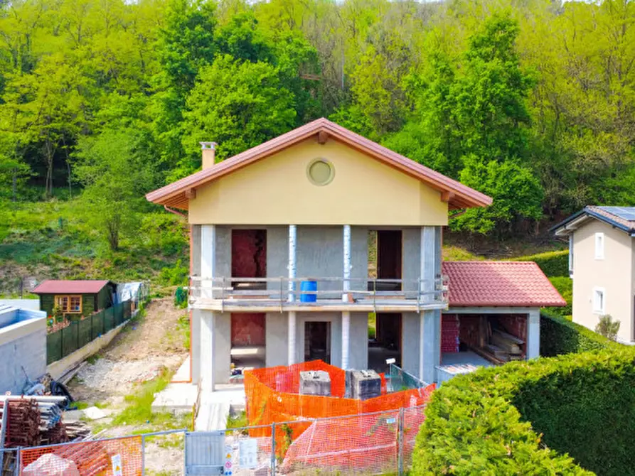 Immagine 2 di Villa in vendita  in Via Masera a Oleggio Castello