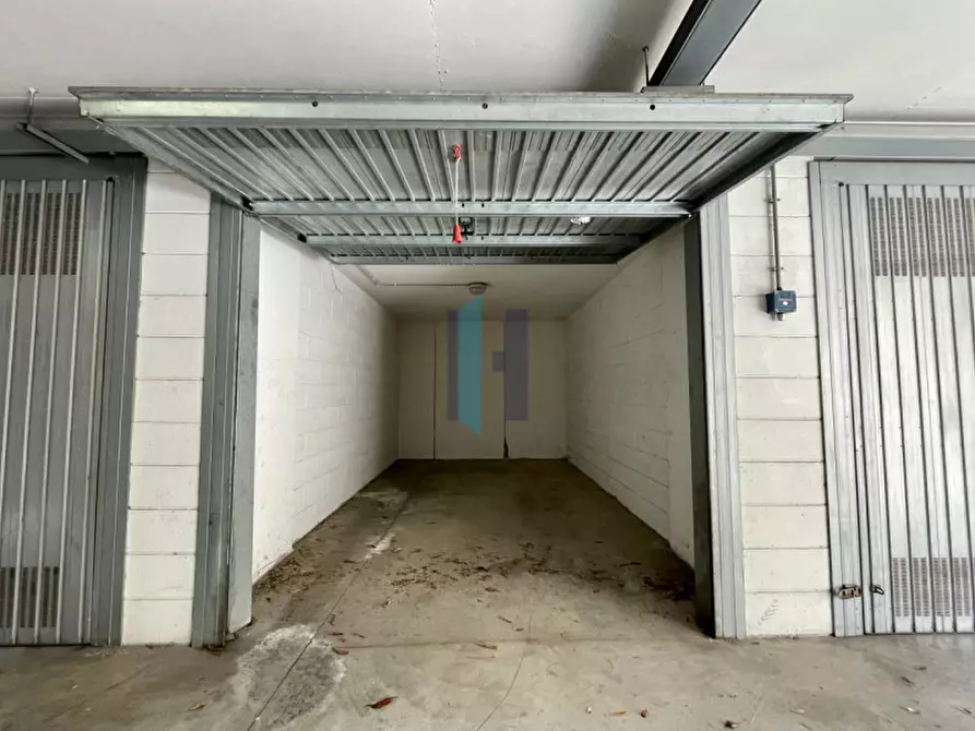 Immagine 2 di Garage in vendita  in Via Giosuè Carducci a Brescia