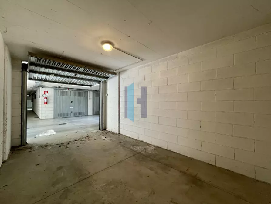Immagine 3 di Garage in vendita  in Via Giosuè Carducci a Brescia