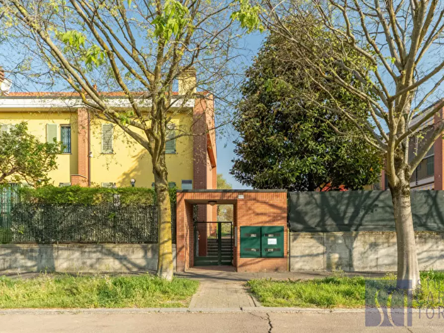 Immagine 1 di Villa in vendita  in via manduria, 108 a Milano