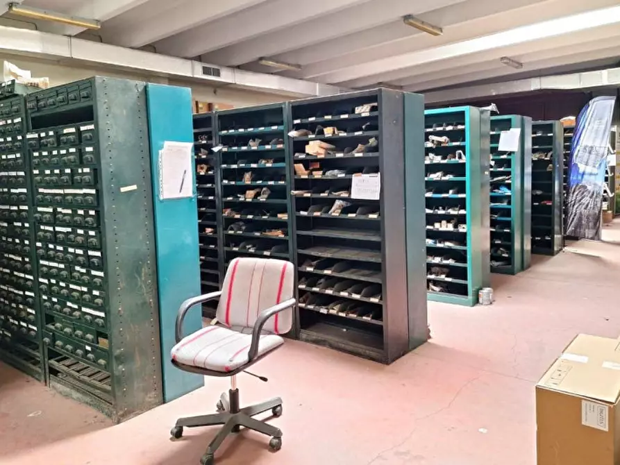 Immagine 5 di Magazzino in vendita  in Via delle Miniere, 37, 09067 Zona Industriale Casic CA, Italia a Elmas
