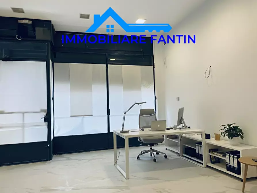 Immagine 1 di Negozio in affitto  in Via Martiri della Libertà a Treviso