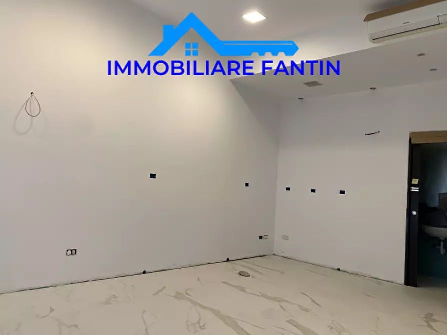 Immagine 8 di Negozio in affitto  in Via Martiri della Libertà a Treviso