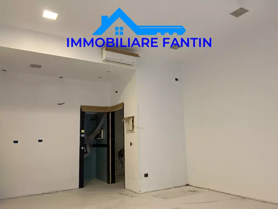 Immagine 9 di Negozio in affitto  in Via Martiri della Libertà a Treviso