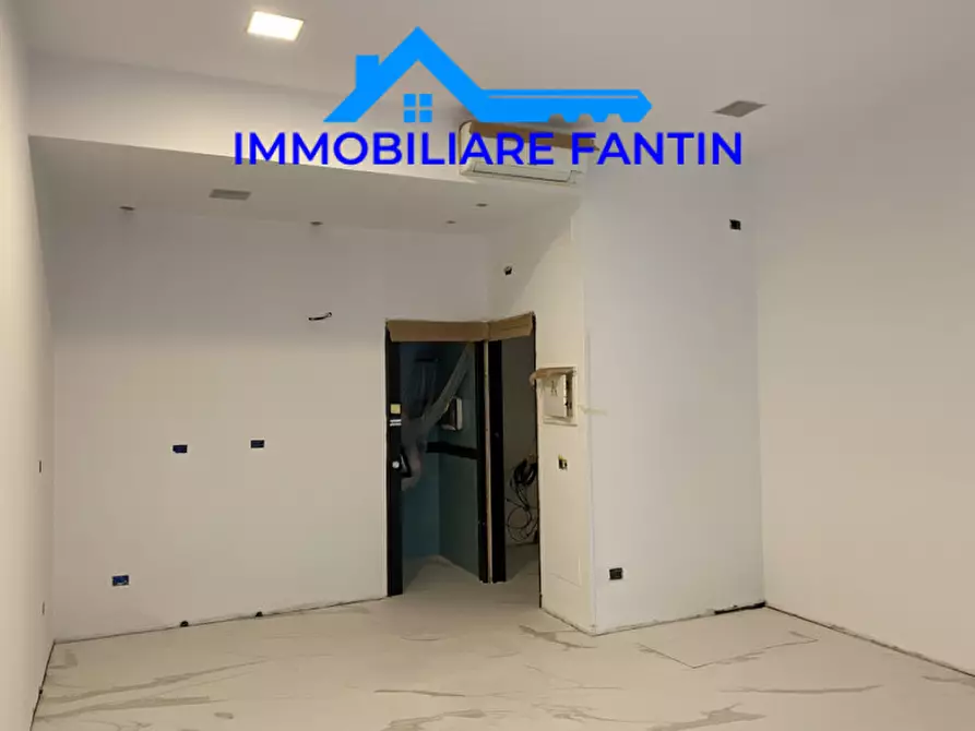Immagine 10 di Negozio in affitto  in Via Martiri della Libertà a Treviso