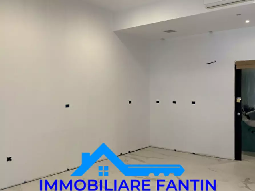 Immagine 11 di Negozio in affitto  in Via Martiri della Libertà a Treviso