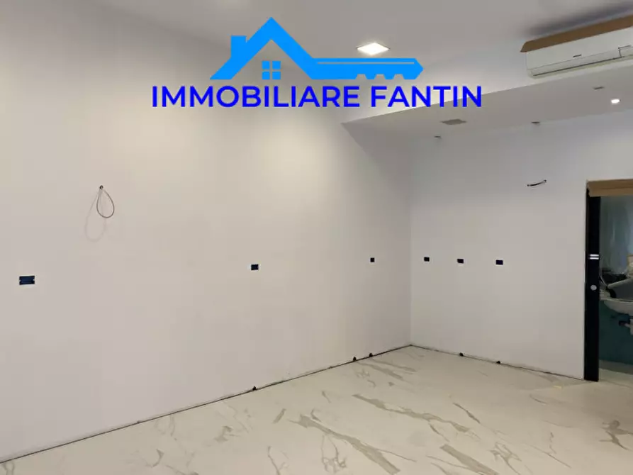 Immagine 12 di Negozio in affitto  in Via Martiri della Libertà a Treviso