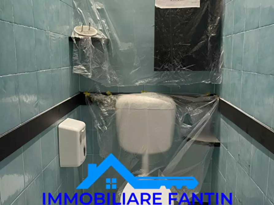 Immagine 15 di Negozio in affitto  in Via Martiri della Libertà a Treviso