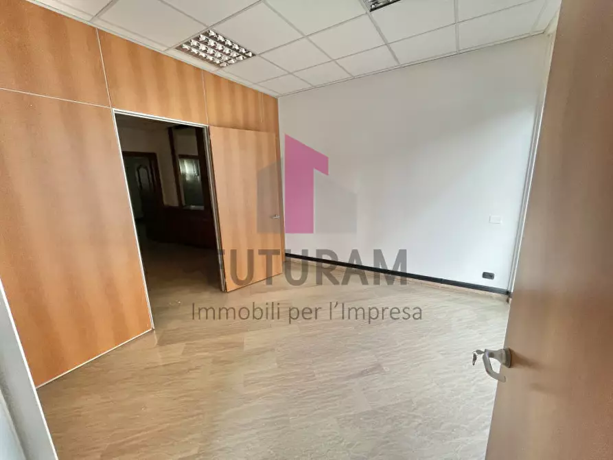 Immagine 3 di Ufficio in vendita  a Vicenza