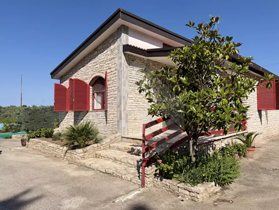 Immagine 11 di Villa in vendita  in Via Castel Del Monte a Andria