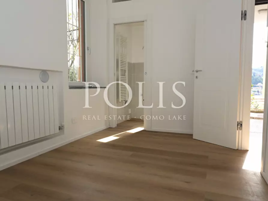 Immagine 15 di Appartamento in vendita  in VIA TORNO a Como