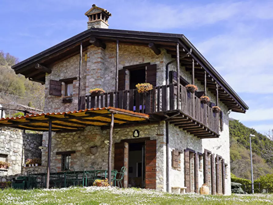 Immagine 3 di Villa in vendita  in Via A. Volta a Gargnano