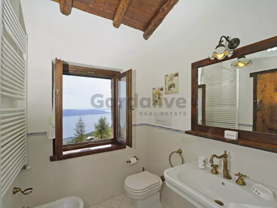 Immagine 30 di Villa in vendita  in Via A. Volta a Gargnano