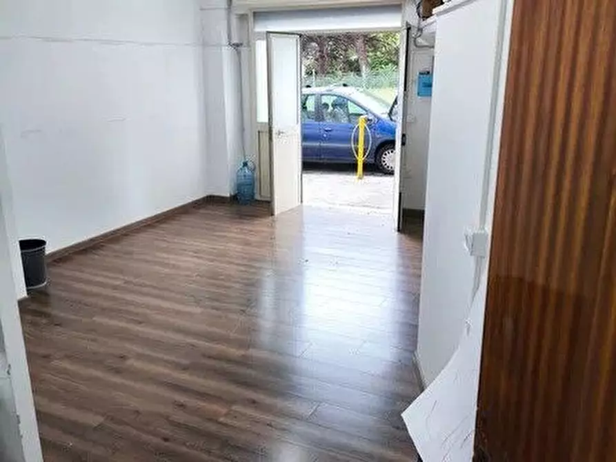 Immagine 1 di Negozio in vendita  in Via Gabriele Jannelli a Napoli