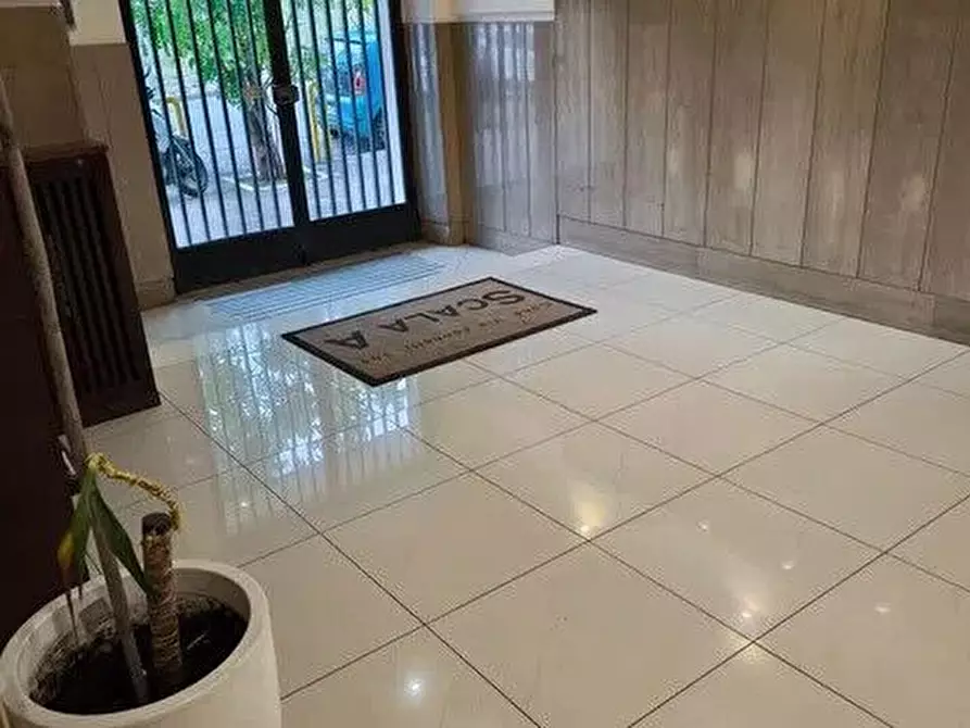 Immagine 2 di Negozio in vendita  in Via Gabriele Jannelli a Napoli