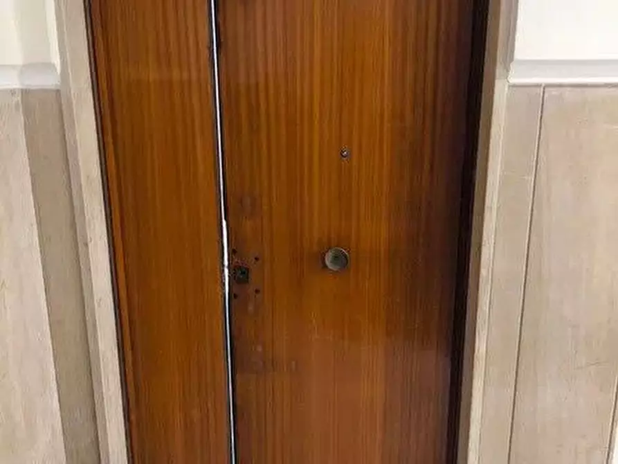 Immagine 5 di Negozio in vendita  in Via Gabriele Jannelli a Napoli