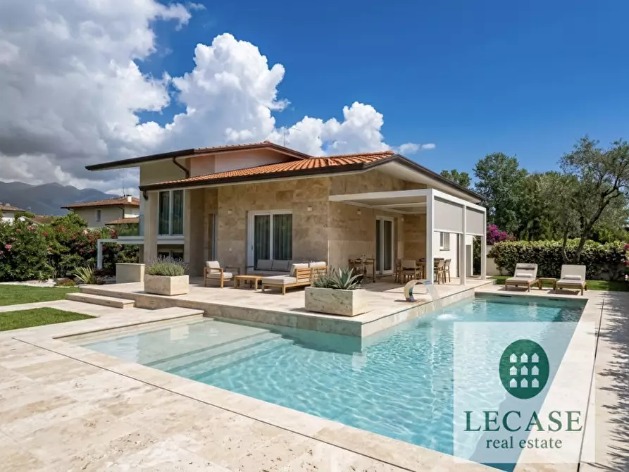 Immagine 1 di Villa in vendita  in Via Lorenzo Quartieri a Forte Dei Marmi