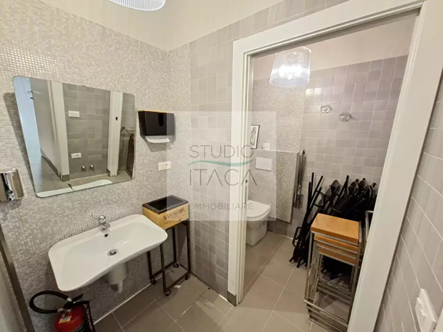 Immagine 6 di Attività commerciale in affitto  in Via Boccalerie a Padova