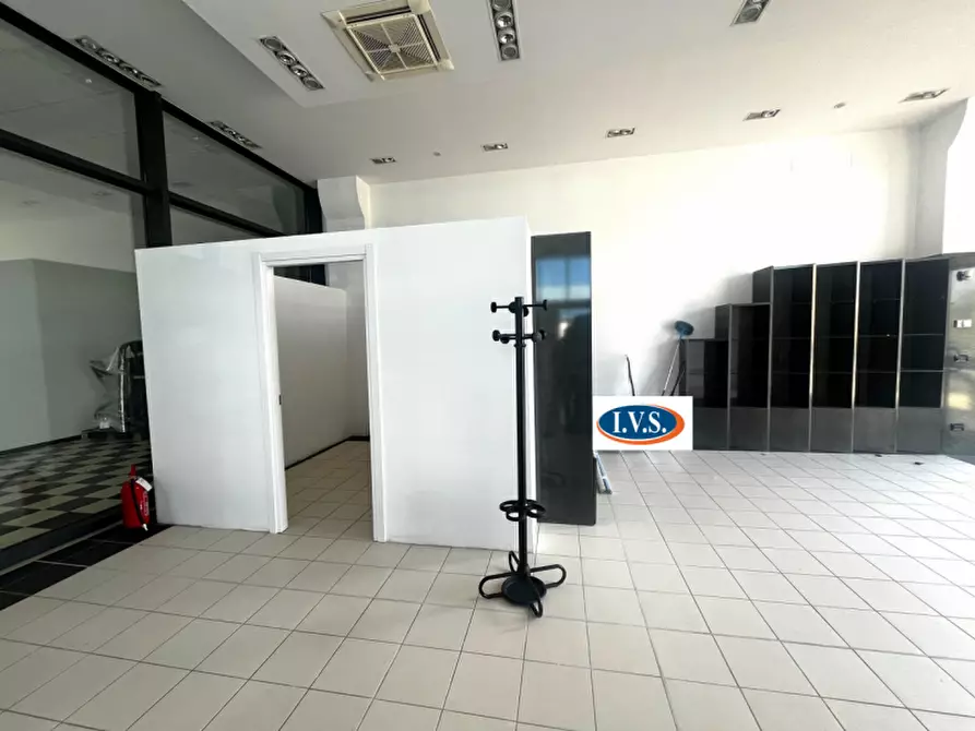 Immagine 3 di Negozio in affitto  in Mestrino via Galileo Galilei a Mestrino