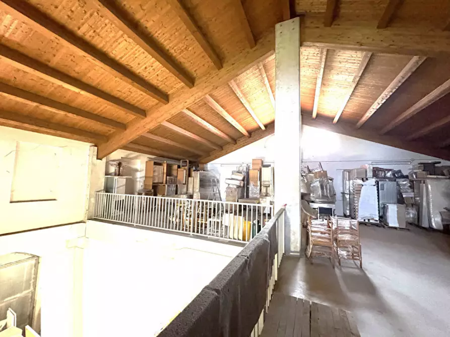 Immagine 1 di Magazzino in affitto  a Mirandola