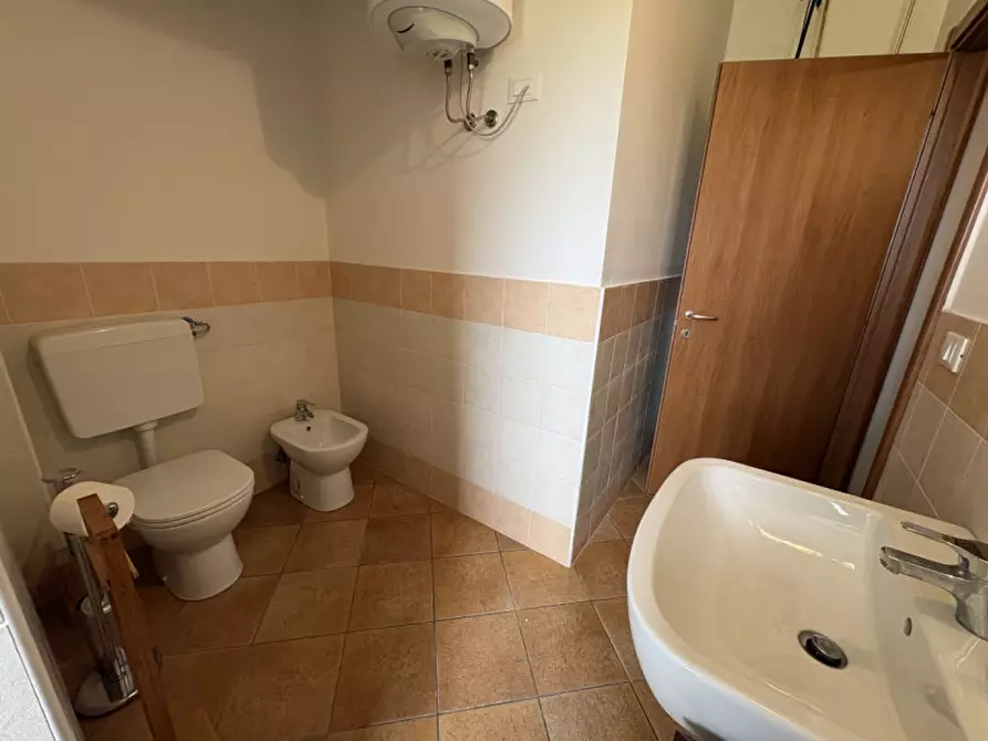 Immagine 2 di Magazzino in affitto  a Mirandola