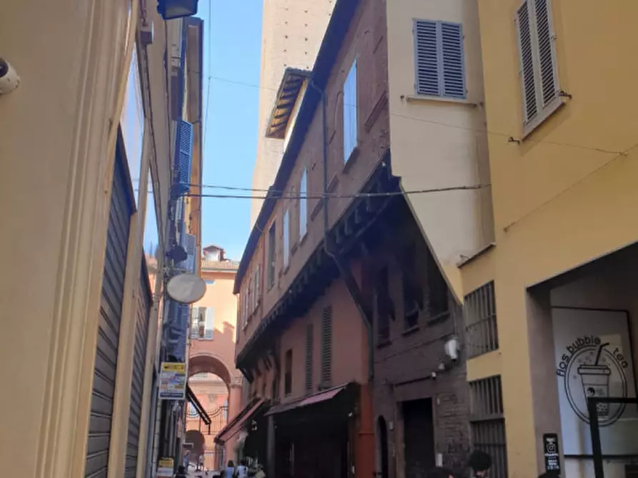 Immagine 10 di Appartamento in vendita  in via altabella a Bologna