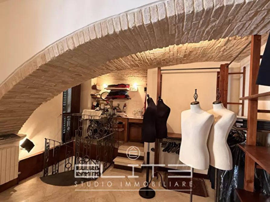 Immagine 1 di Negozio in vendita  in VIA DELLA LOGGIA a Ancona