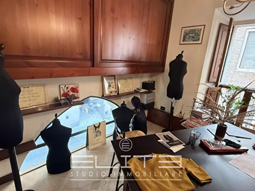 Immagine 4 di Negozio in vendita  in VIA DELLA LOGGIA a Ancona