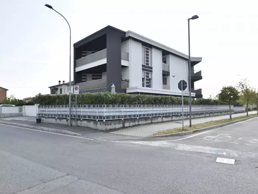 Immagine 25 di Appartamento in vendita  in via 11 aprile 1848 22 a Castelnuovo Del Garda