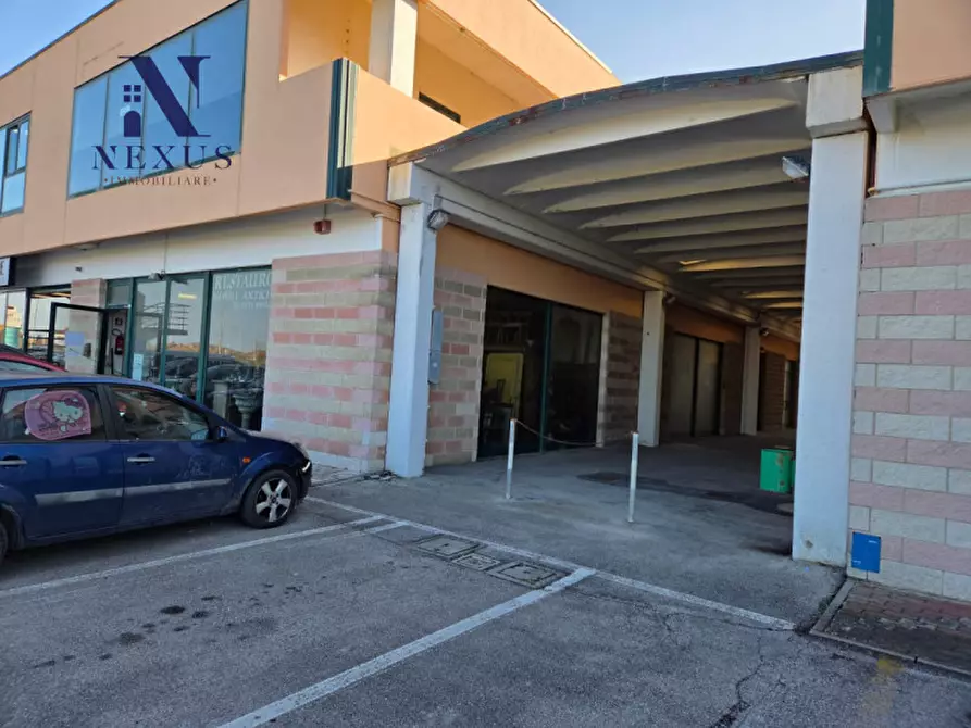 Immagine 2 di Negozio in vendita  in Strada Nazionale Adriatica Sud, 100 a Fano