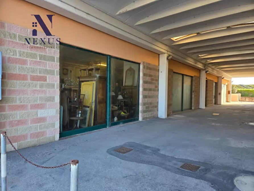 Immagine 3 di Negozio in vendita  in Strada Nazionale Adriatica Sud, 100 a Fano