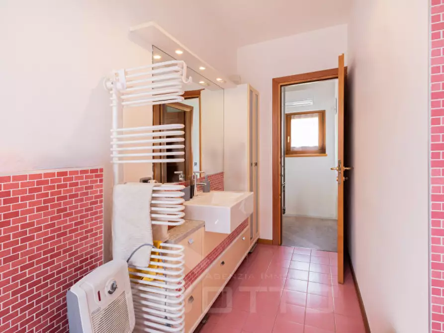 Immagine 29 di Villa in vendita  in Via Gabbio n. 11 a Casale Corte Cerro