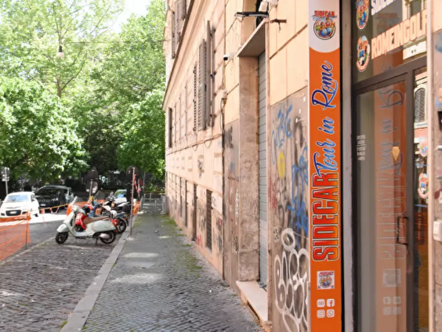 Immagine 1 di Negozio in vendita  in Via Luigi Santini a Roma