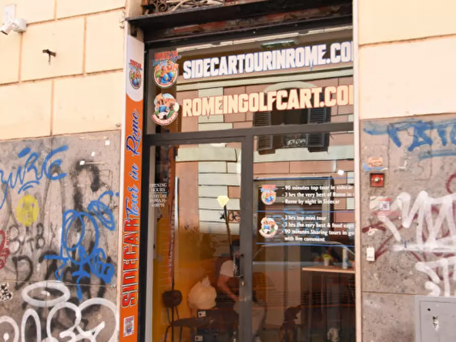 Immagine 2 di Negozio in vendita  in Via Luigi Santini a Roma