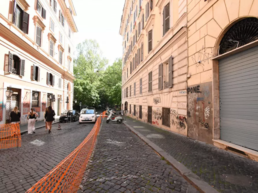 Immagine 3 di Negozio in vendita  in Via Luigi Santini a Roma