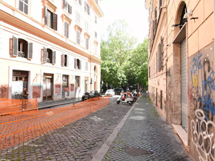 Immagine 4 di Negozio in vendita  in Via Luigi Santini a Roma