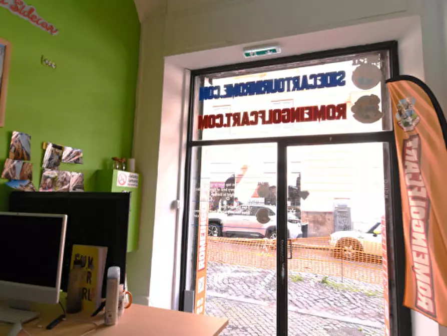 Immagine 9 di Negozio in vendita  in Via Luigi Santini a Roma