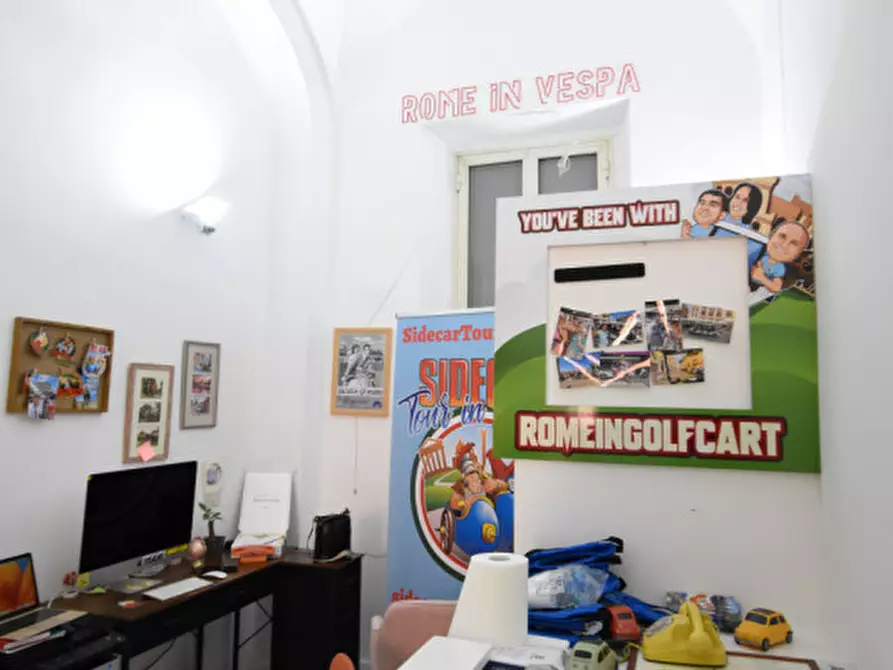 Immagine 12 di Negozio in vendita  in Via Luigi Santini a Roma