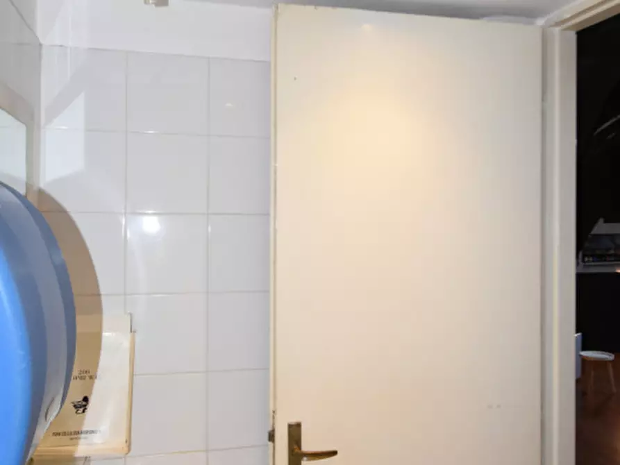 Immagine 25 di Negozio in vendita  in Via Luigi Santini a Roma