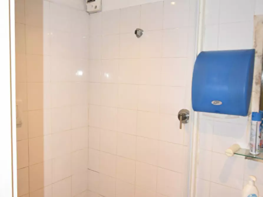 Immagine 26 di Negozio in vendita  in Via Luigi Santini a Roma