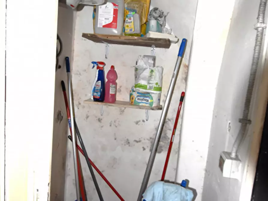 Immagine 27 di Negozio in vendita  in Via Luigi Santini a Roma