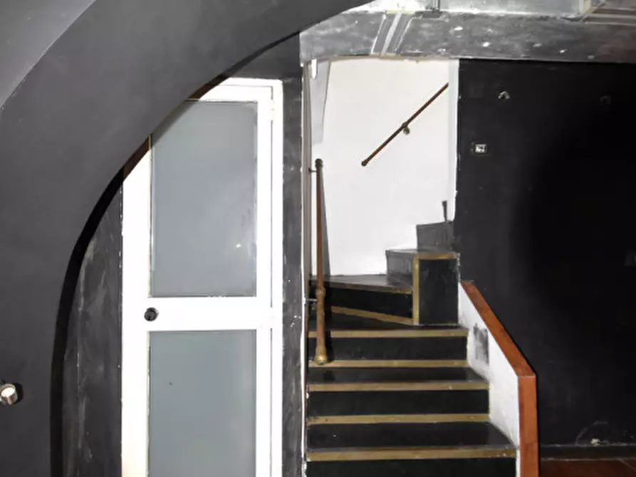 Immagine 31 di Negozio in vendita  in Via Luigi Santini a Roma