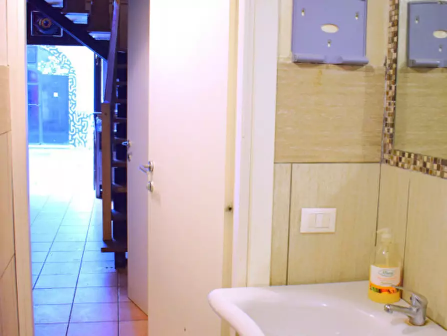 Immagine 14 di Negozio in vendita  in C.so G. Manthonè 38 a Pescara